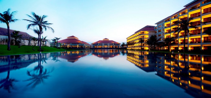 Pullman Danang Beach Resort Бассейн отеля в сумерках