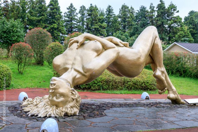 Популярностью пользуется у туристов "Парк любви" с чувственными скульптурами. Вход в парк разрешен только гостям старше 16 лет!