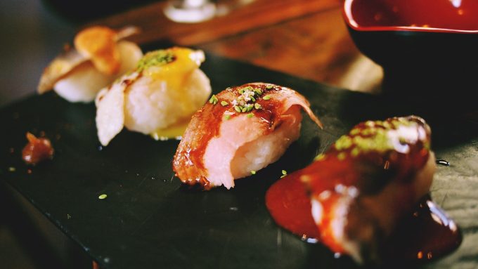 На ужин зайдите в ресторан Kikunoi, обладателя 3 звезд Мишлен. Это лучшее место в городе, чтобы попробовать кэйсаки – последовательность блюд, призванных создать гармонию текстур, температур и вкуса, а также подчеркнуть сущность времени года.