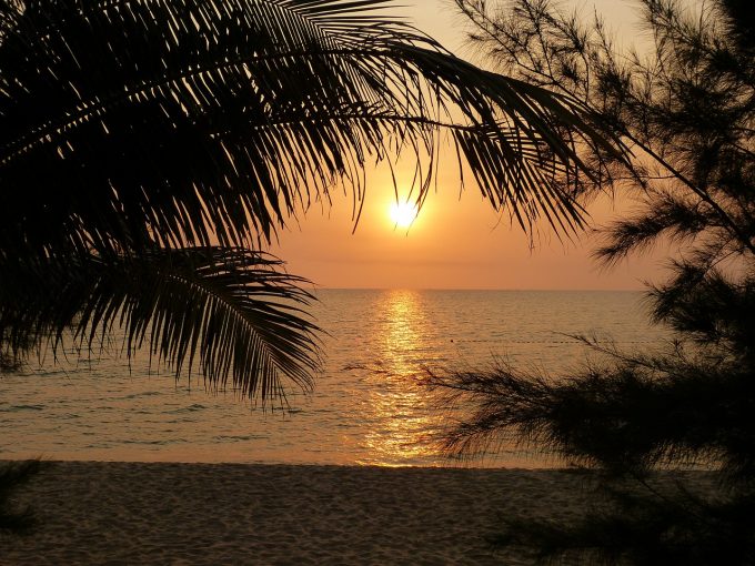 Фукуок - единственная часть Вьетнама, где можно встретить по-настоящему красивый закат, так как солнце садится прямо в море!