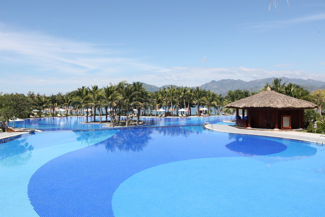Vinpearl Luxury Nha Trang pool