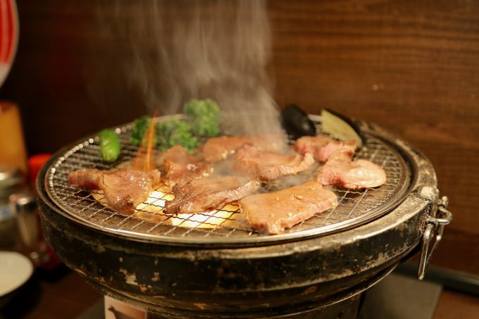 В идзакайя часто можно видеть, как готовится ваше блюдо. Номиходай - местная система продажи напитков - заплатив 1000 или 2000 иен можно выпить сколько угодно спиртного!