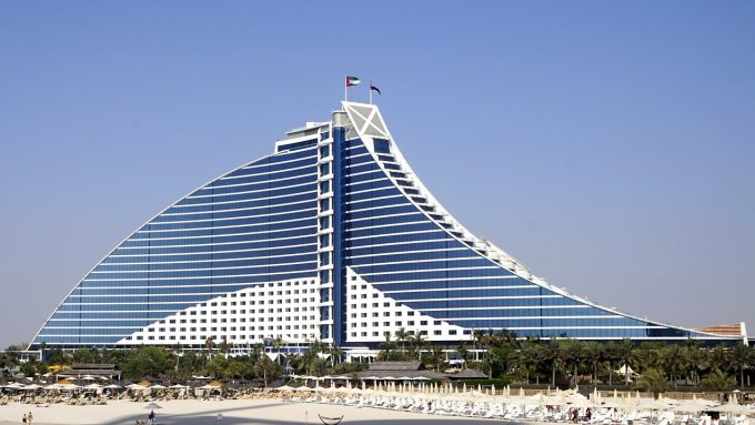 jumeirah-beach-hotel-2146761_1280